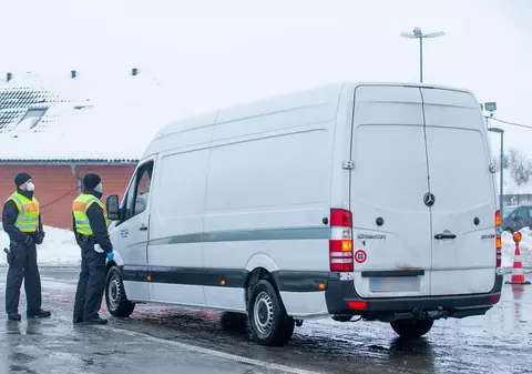 Șofer român atât de beat la volanul dubei, că poliția a chemat un medic de urgență, după ce a reușit să-l oprească, în Germania