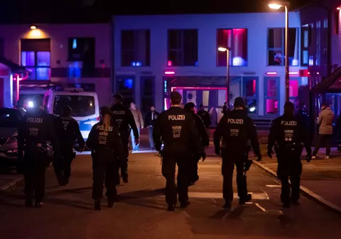 Sute de polițiști germani au luat cu asalt hotelul unde trei români obligau șase românce să se prostitueze, în Essen