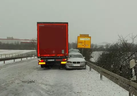 Știrea virală din Libertatea despre un șofer de TIR erou în Germania, transformată în fake news de alte publicații. Poliția germană: "Camionagiul nu e român, e localnic!"