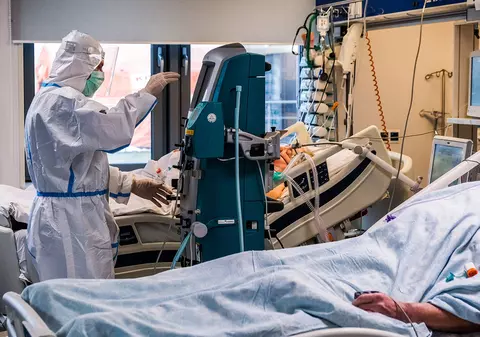 Ca un om să fie socotit în mod cert infectat cu COVID în spital, la noi e nevoie să treacă 14 zile de la internare, în timp ce în Anglia, doar 7 zile