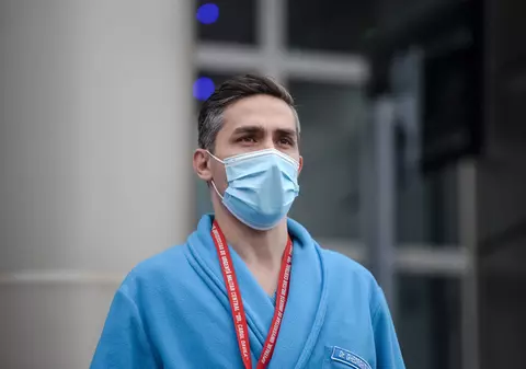 Aproape 500.000 de români din etapa a treia sunt deja înscriși pe platforma de vaccinare. Dr. Gheorghiță explică cum pot să-și ia loc de luni, fără listă de așteptare