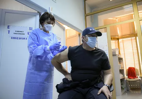 Valeriu Gheorghiță, despre vaccinul AstraZeneca: „La cea de-a doua doză, rata de reacţii adverse este mult scăzută”