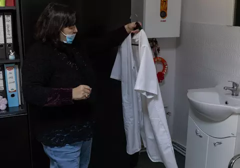 REPORTAJ. Zeci de medici de familie au murit de COVID și au lăsat în urmă localități fără niciun doctor. „E ruleta rusească”