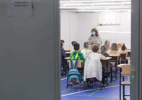 REPORTAJ | Pentru 300 de elevi și profesori din sectorul 6, școala a reînceput în containerele din sala de sport. „Mai mare bucurie decât de a fi împreună cu ei nu există”