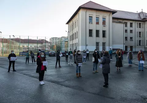 „Eu nu mi-aș trimite nepotul să învețe în clădirea Colegiului Șincai”, spune inginerul care a expertizat-o seismic. Avertismentul lui