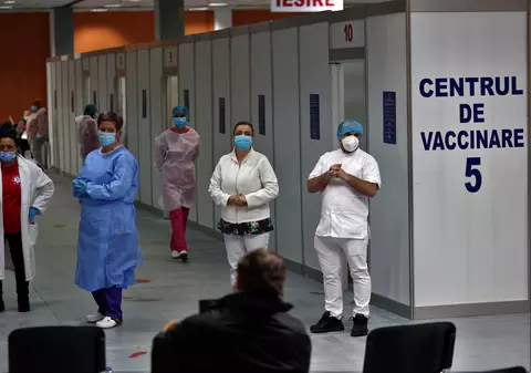 10 lucruri importante legate de vaccinarea anti-COVID. Ce trebuie să facă pacienții cu boli autoimune și ce au de verificat cei cu diabet după vaccinare