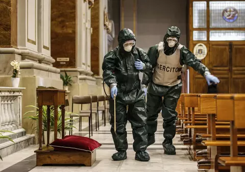 Nature: Coronavirusul se răspândește prin aer, dar autoritățile se concentrează prea mult pe dezinfectarea suprafețelor