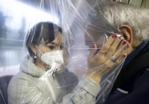 Ce libertate avem după ce ne-am vaccinat? Experții explică dacă este sigur să renunțăm la mască, să călătorim sau să ne întâlnim cu familia