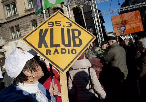 Comisia UE cere Ungariei „să ia măsuri urgente” pentru a permite funcţionarea postului independent Klubradio