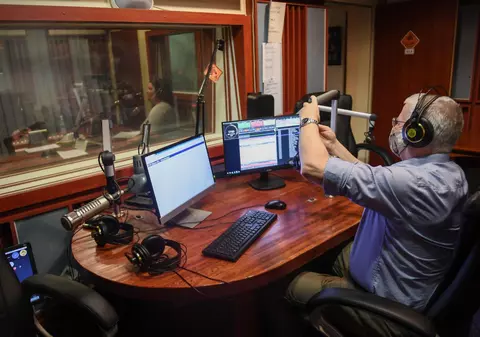 „Guvernul Viktor Orban vrea ca presa să fie o pisică ce stă în poală”. Interviu cu redactorul-șef adjunct al ultimului radio independent maghiar, lăsat acum fără licență