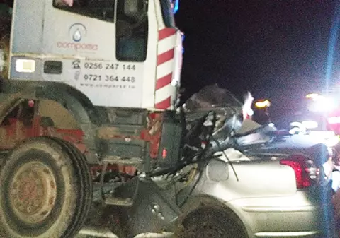Doi soți români morți în drum spre casă, se întorceau din Germania. Striviți în mașina intrată sub un camion, la Lugoj