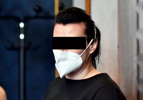 Tânăr sechestrat 30 de ore, ras în cap, vopsit albastru, abuzat sexual și umilit de mama unei fetițe de 12 ani și prietenii femeii, după ce l-au răpit, la un festival în Germania
