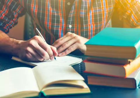 Marin Preda - biografia prozatorului român, unul dintre cei mai cunoscuți autori canonici