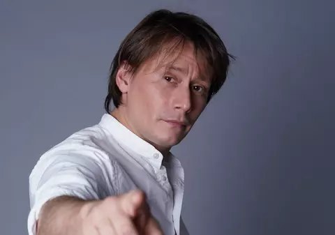 Marius Manole este noul prezentator al emisiunii „Întrebarea mesei rotunde”,  pe PRO TV PLUS. Actorul i-a luat locul lui Alex Daragiu