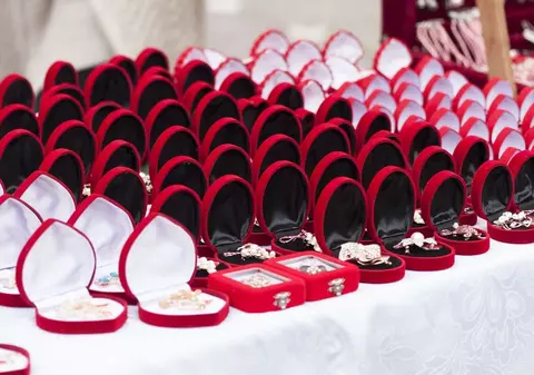 Scandal pe mărțișoare, la Slatina, după ce Primăria cheltuie 20.000 de euro de 1 martie. „Eu am nevoie pe unde să merg și de canalizare”