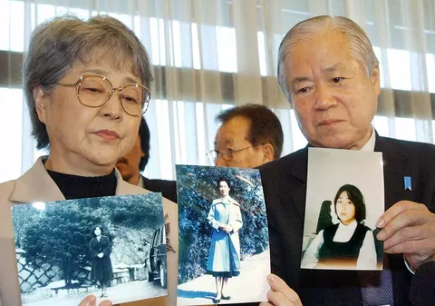 Răpită de pe plajă din Japonia și dusă în Coreea de Nord, unde a fost forțată să instruiască spioni. Soarta fetiței pe care mama încă o așteaptă acasă, chiar și după 44 de ani
