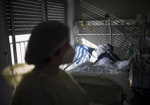 Cazul neobișnuit al pacientului care a rămas infectat cinci luni, până la moarte: în organismul lui, virusul a evoluat și a învățat să păcălească anticorpii