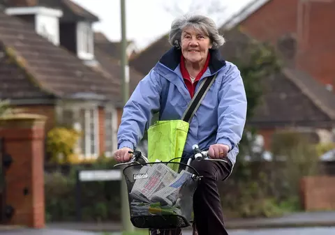 Cea mai bătrână poștăriță din Marea Britanie se trezește la 5 dimineața pentru a livra ziare și bate tot orașul Southampton pe bicicletă. Are 82 de ani