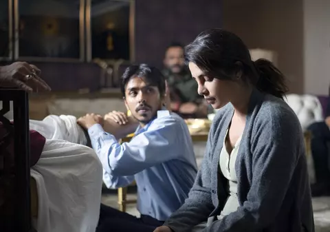 Ce ar putea înțelege dintr-un film indian Raluca Turcan și alți „vânători” de asistați social din aceste zile. Și nu doar ei