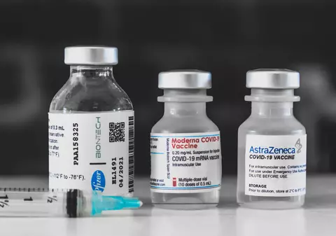 Ministerul Sănătății anunță că vaccinurile​ Pfizer, Moderna și AstraZeneca sunt sigure pentru pacienții cu boli autoimune, dar recunoaște că nu au fost făcute studii pentru această categorie