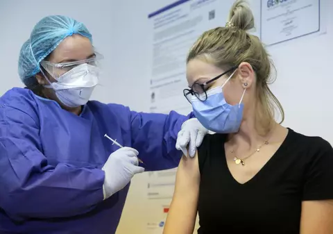 Vaccinarea pacienților care s-au vindecat de COVID: când și cum se face? În România există doar recomandări, Franța ar vrea să le administreze o singură doză