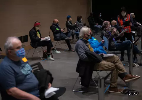 Mobilizare în toiul nopții. 1.600 de oameni au fost vaccinați în patru ore și jumătate, după ce sistemul de refrigerare al unei clinici s-a stricat