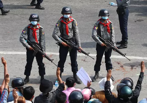 „Luptăm pentru democrație reală și nu vom da înapoi”. Interviu cu tinerii activiști din Myanmar, în luptă cu regimul militar care a preluat puterea