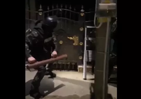 Opt deținuți au sunat o bătrână din București, i-au zis că sunt călugări și au convins-o să le dea 132.000 de euro