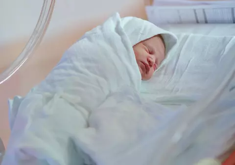 Profesoara care și-a abandonat fetița de 5 zile în scara unui bloc, în Vâlcea, a născut-o pe micuță în mașină, de frica soțului care nu mai voia copii