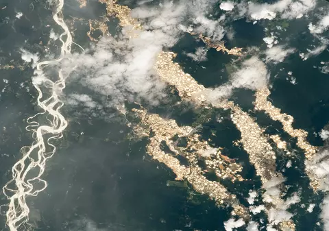 Un astronaut NASA a fotografiat ”râuri de aur” în Amazonia Peruviană