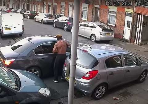 VIDEO | Român înjunghiat la Luton, prin geamul deschis al mașinii, de un bărbat dezbrăcat. Atacatorul a lovit de două ori cu cuțitul