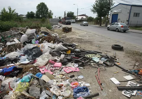 Primăria din România care confiscă mașinile și căruțele celor care aruncă gunoi pe domeniul public
