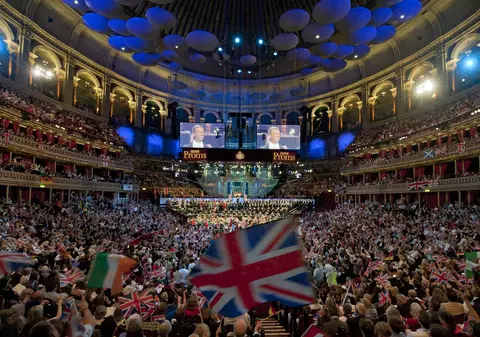 Cu testul la concert. Marea Britanie ia în calcul introducerea testelor rapide COVID pentru a permite adunările mari de persoane