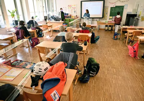Deutsche Welle: Critici în Germania după revenirea elevilor în clase și neincluderea profesorilor într-un grup prioritar de vaccinare