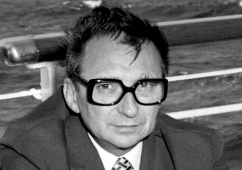 Ce scria Raportul Comisiei prezidențiale de analiză a dictaturii comuniste despre Pacepa: „Securitatea și moștenitorii săi nu l-au iertat niciodată”