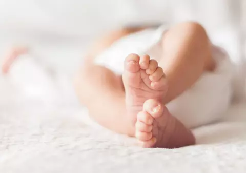 Anchetă a procurorilor la Botoșani, după ce o fetiță de 6 luni a murit din cauza legănatului