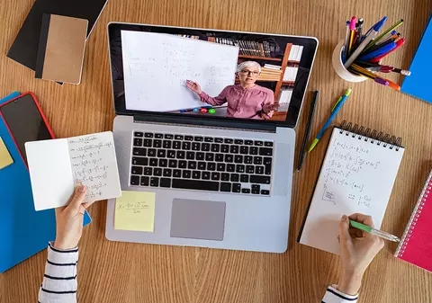 Cum a devenit digitalizarea forma fără fond a timpului nostru. Statul român plănuiește generalități, iar noi avem la fiecare școală bună șapte slabe!