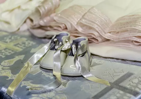 Preotul anchetat în cazul bebelușului mort după botez a fost suspendat din funcție