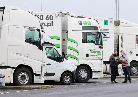 Un șofer român de TIR și-a iertat soția că l-a înșelat, apoi a urmărit-o și a văzut că o face din nou. Condamnat pentru că i-a monitorizat telefonul