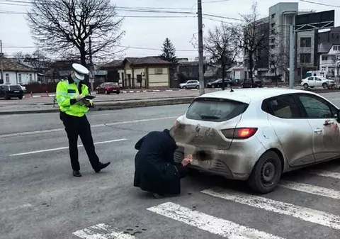 Șoferiță pusă de polițist să-și curețe numerele de înmatriculare la mașină și sancționată, în București