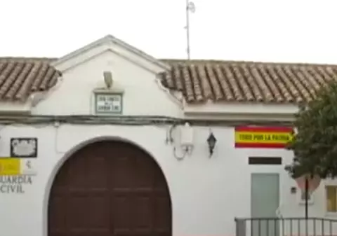 Doi români au furat pistoalele și uniformele polițiștilor, ca să se răzbune după ce au fost prinși noaptea pe stradă, încălcând restricțiile, în Spania