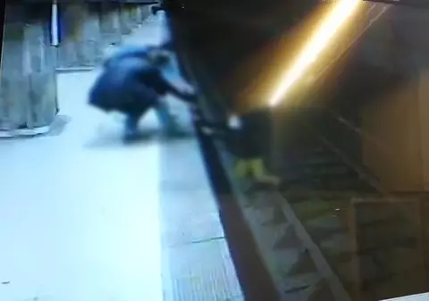 VIDEO | Imagini șocante la metrou. O adolescentă care a sărit pe șine a fost salvată în ultimul moment din fața trenului