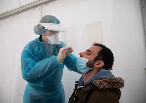 Trafic cu false certificate de teste negative Covid, în Marea Britanie, Franța, Spania și Olanda