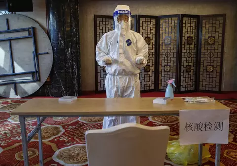 China le-a oferit diplomaților americani teste anale pentru COVID „dintr-o eroare”