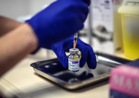 Programările pentru vaccinul AstraZeneca încep de miercuri. Când se vor administra primele doze