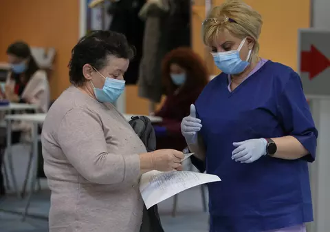 La ritmul actual de vaccinare, pandemia va lua sfârșit în 7 ani, arată o analiză Bloomberg. România va atinge imunitatea de turmă în 2,6 ani