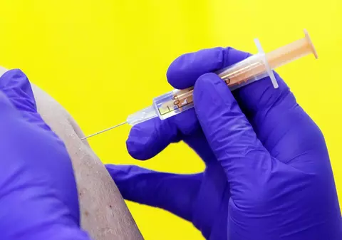 Peste 100.000 de persoane s-au programat pentru vaccinarea anti-COVID cu serul de la AstraZeneca