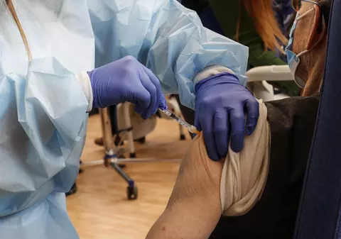 Doi vârstinici de la un azil din Australia au primit, din greșeală, o doză mult mai mare de vaccin de la Pfizer decât cea recomandată