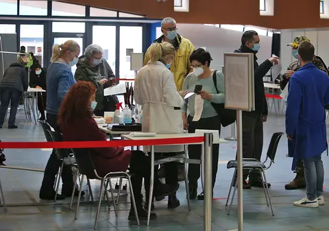 Programările pentru vaccinarea cu AstraZeneca au început. Serul, doar pentru persoanele cu vârsta cuprinsă între 18 și 55 de ani