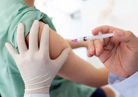 37.000 de persoane, vaccinate anti-COVID-19 în ultimele 24 de ore. Aproape 7.000 au primit serul AstraZeneca